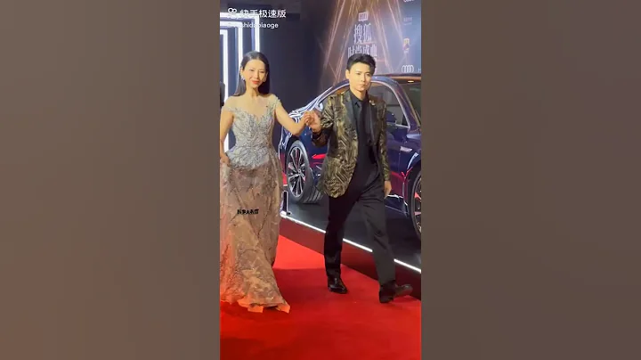 #蔡少芬 #張晉 夫婦來啦，兩位高牽手走紅毯儀式感滿滿啊～張晉用腳給蔡少芬提裙子💃 - 天天要聞