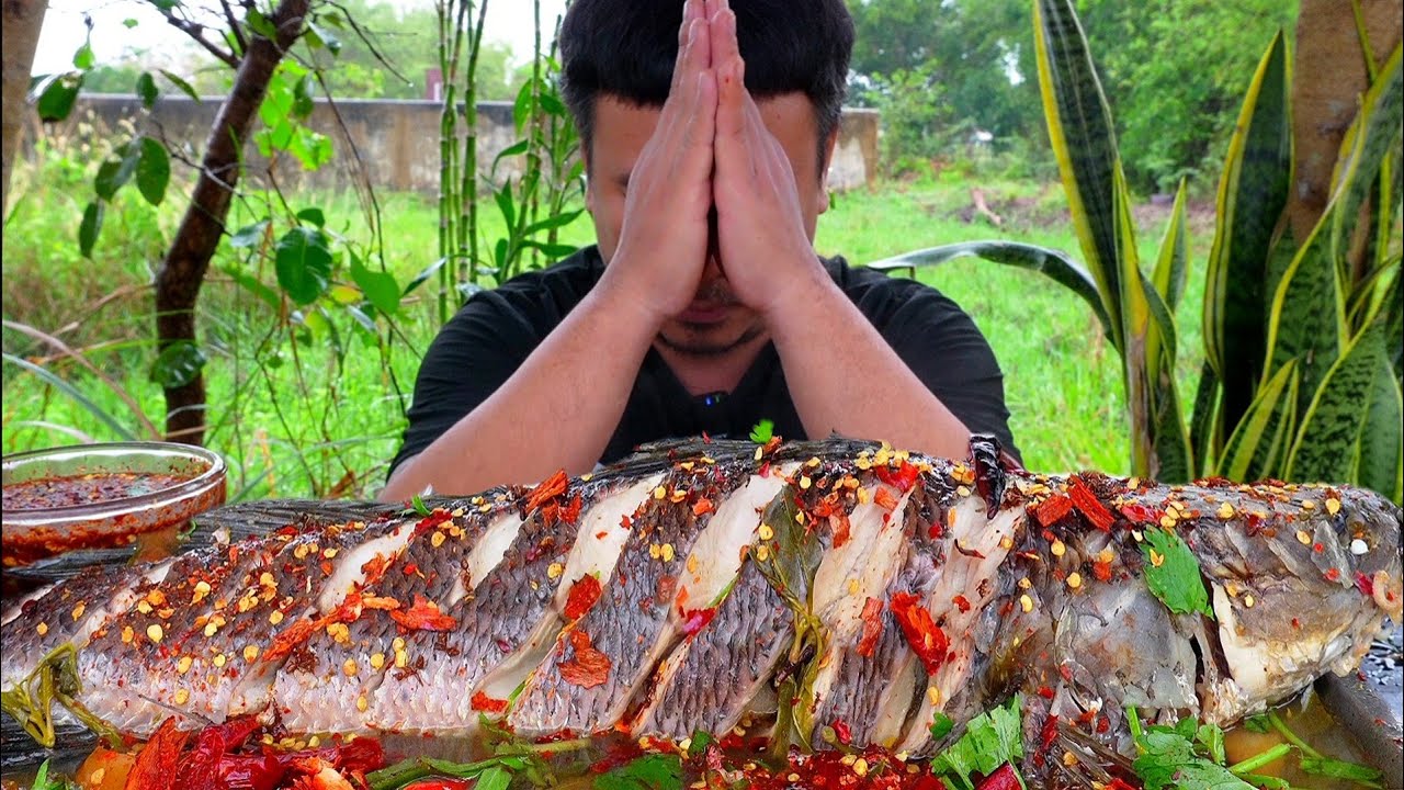 ต้มปลาค่อใหญ่ใส่มดแดงโรยพริกป่นคั่วใหม่ๆแจ่วพริกป่นซดฮ้อนบรรยากาศฝนตก#mukbang 