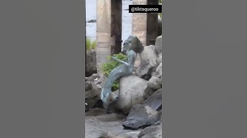 regardez le vrai sirène au fleuve Congo sur le pont ledya