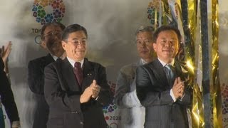 ６千人、歓声で出迎え 都庁で知事らが報告会