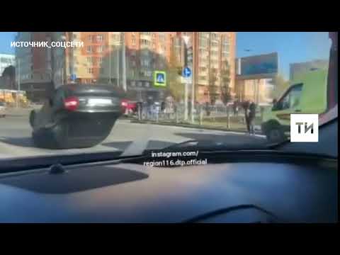 Легковушка перевернулась на крышу после ДТП с иномаркой в Казани, есть пострадавшие