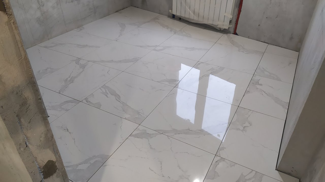 темная плитка на полу на кухне фото