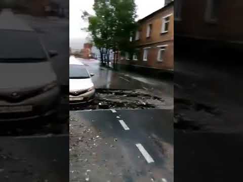 Автомобиль провалился под асфальт