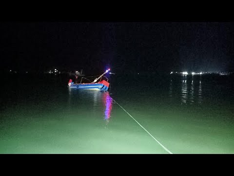 പലക പൊളിഞ്ഞ് ഫൈബർ വള്ളം കടലിൽ അപകടത്തിൽപ്പെട്ടു; രക്ഷകരായി മുനക്കക്കടവ് കോസ്റ്റൽ പോലീസ്