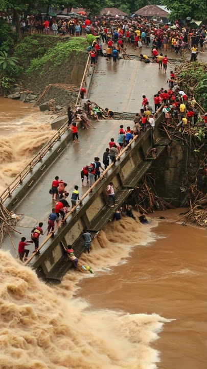 Detik Detik Mengerikan Jembatan Ambruk Diterjang Banjir Bandang!!!