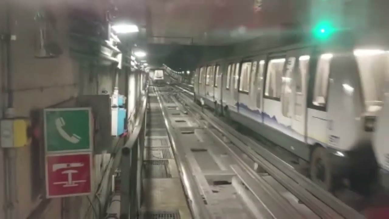 Movimento al capolinea Fermi della metropolitana di Torino.