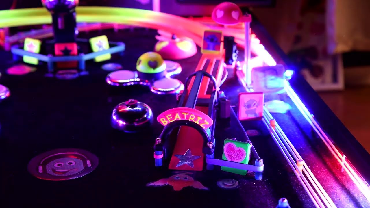 Pinball de Beatriz ( pinball homemade  machine )