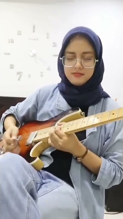 tebak lagu siapa nih?(irta amalia)Gitaris cantik berhijab yang (viral)#shorts#gitarisberhijab