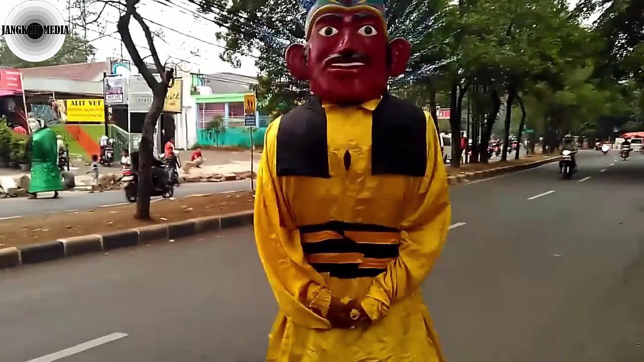 AMAZING !!! Tarian Unik Ondel Betawi Di Jalan Raya