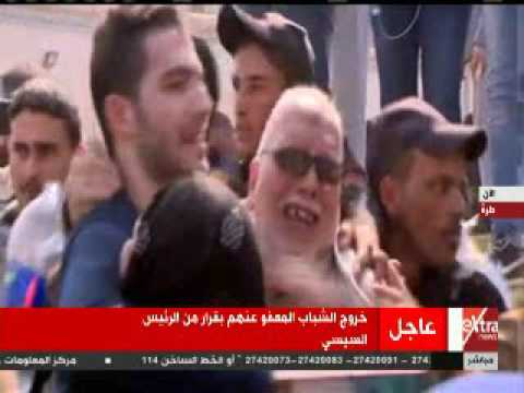 أحد شباب المعفى عنهم بقرار السيسي يسجد شاكرًا لله