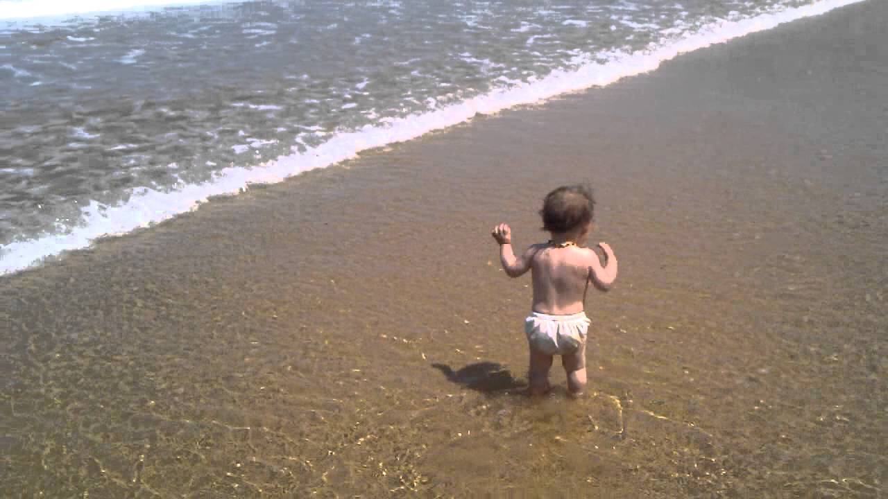 Ola gigante se traga a un bebé, horrible......