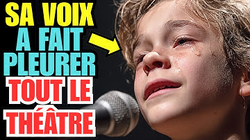Un garçon de 12 ans chante pour le grand-père qui l