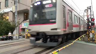 Toyoko line passing Jiyugaoka crossing 2 #japan #train #jiyugaoka #tokyu #trainspotting 