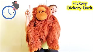 Hickory, dickory, dock! - Knee bouncing rhyme | Nursery rhymes & kids songs to sing and move along