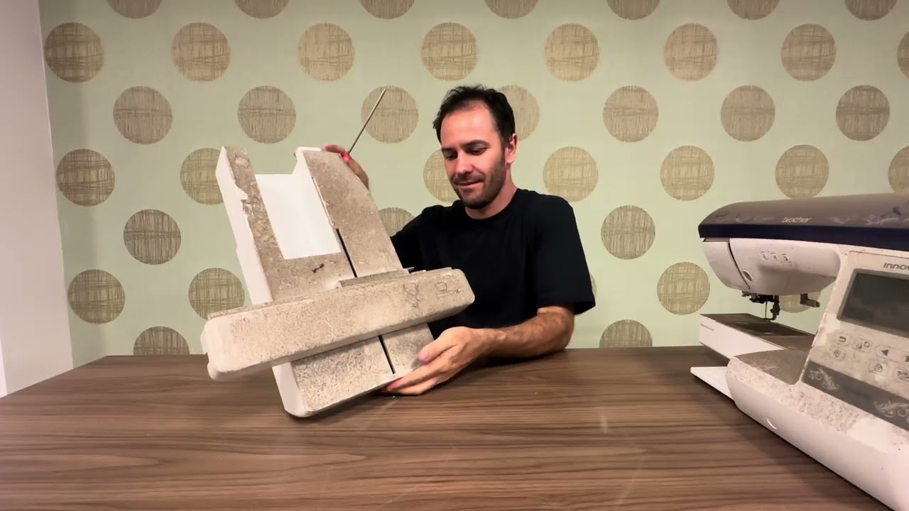 Máquina de bordado abandonada 