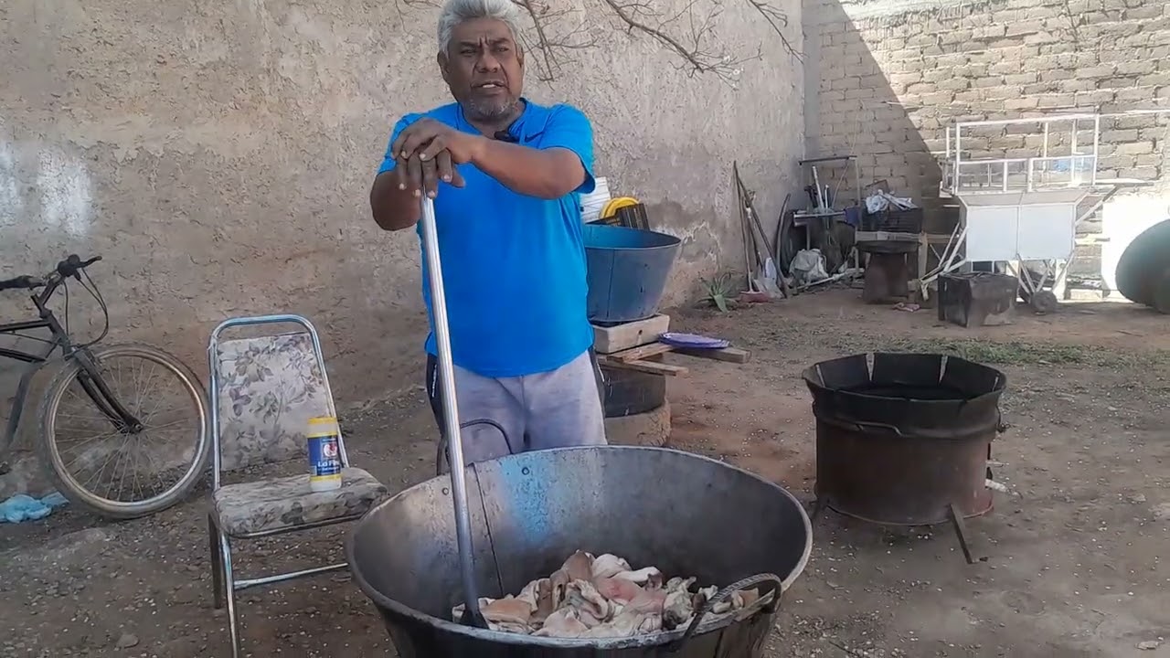 Aquí asiendo chicharrón 