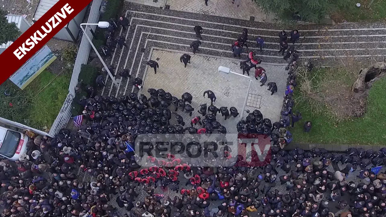 Report TV - Pamje me dron, momenti kur protestuesit thyejnë kordonin e policisë te parlamenti