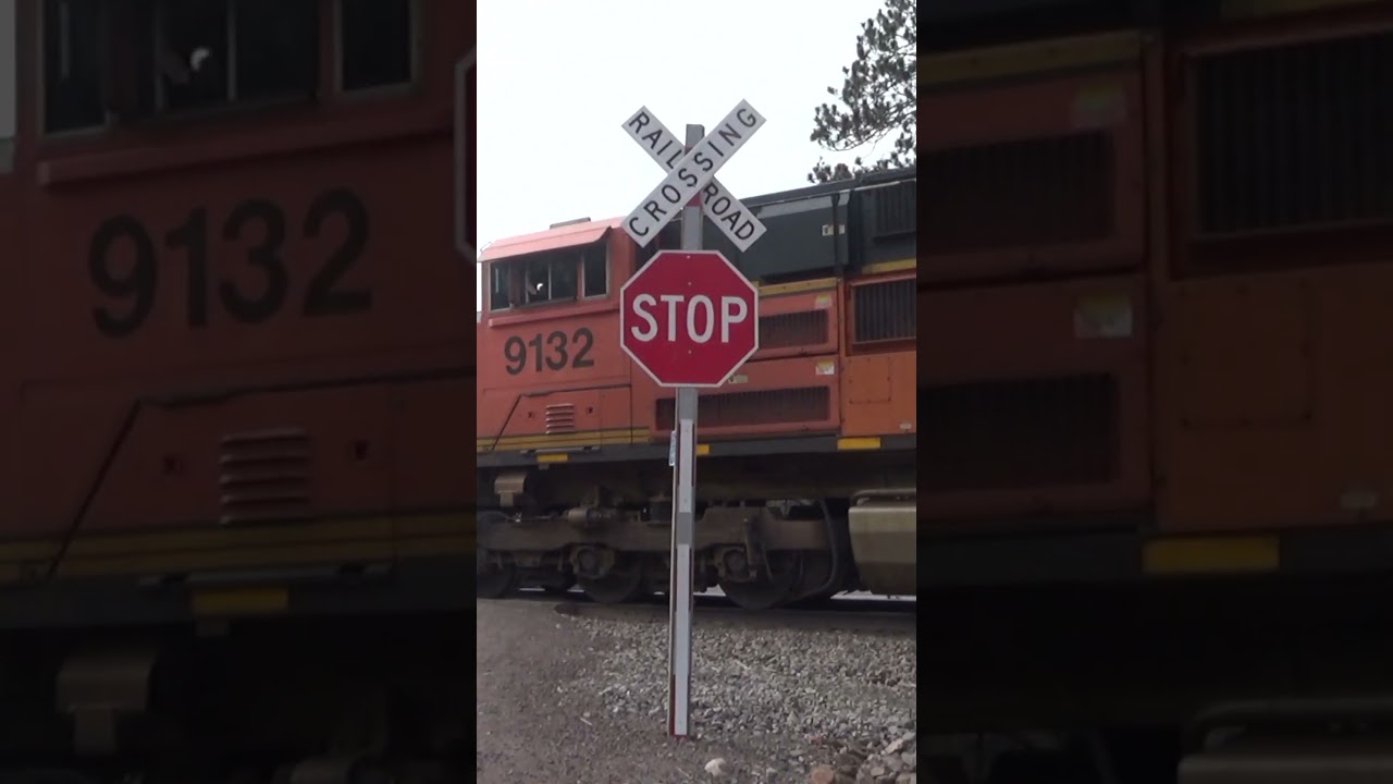 BNSF SD70ACe leads a bare table 