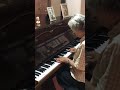 Elisa Castro de Dangond tocando el piano a sus 93 años