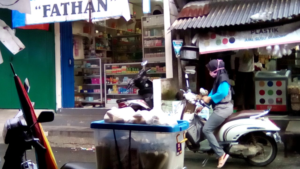JUALAN SUSU KEDELAI TETAP KEREN I RAMAI PEMBELI KARENA HALALAN THOYIBAN