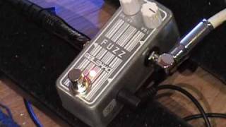 ギター MALEKKO Omicron Series Fuzz Malekko Omnicron FUZZ guitar effects pedal demo with Kingbee