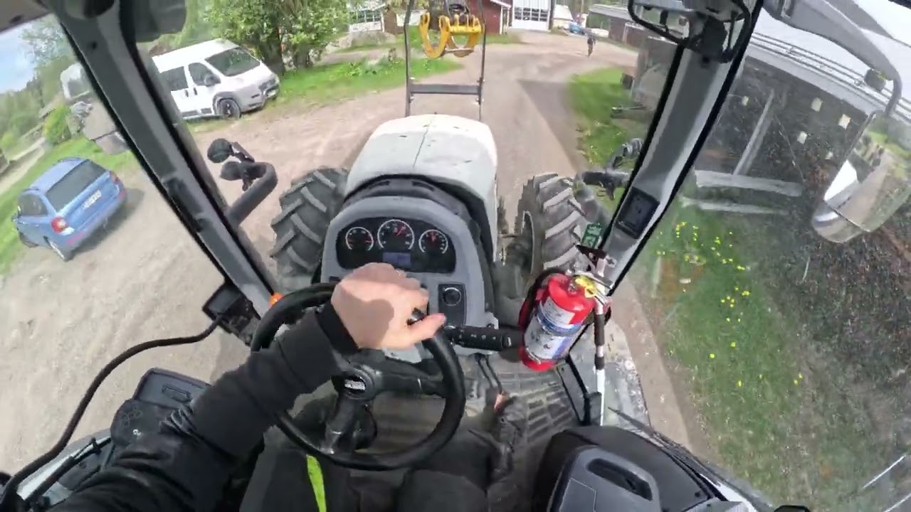 Käydään viemässä kärryllinen puujätettä Hyvinkään Kiertokapulalle. Valtralla homma onnistuu!