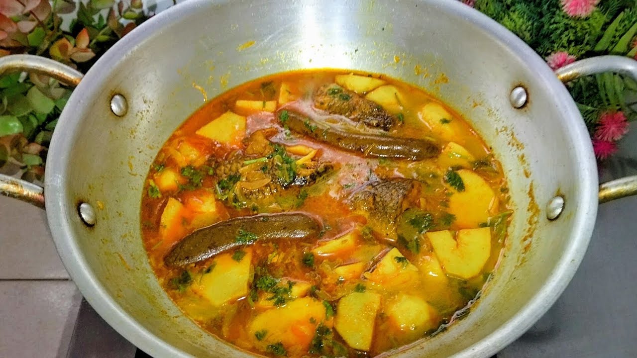 ছড়া কচু আর কাঁচা তেঁতুল দিয়ে মাছের ঝোল। মাছের ঝোল। Lita's recipe... 