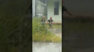 Mandi Hujan Saat Hujan Deras Di Kampung