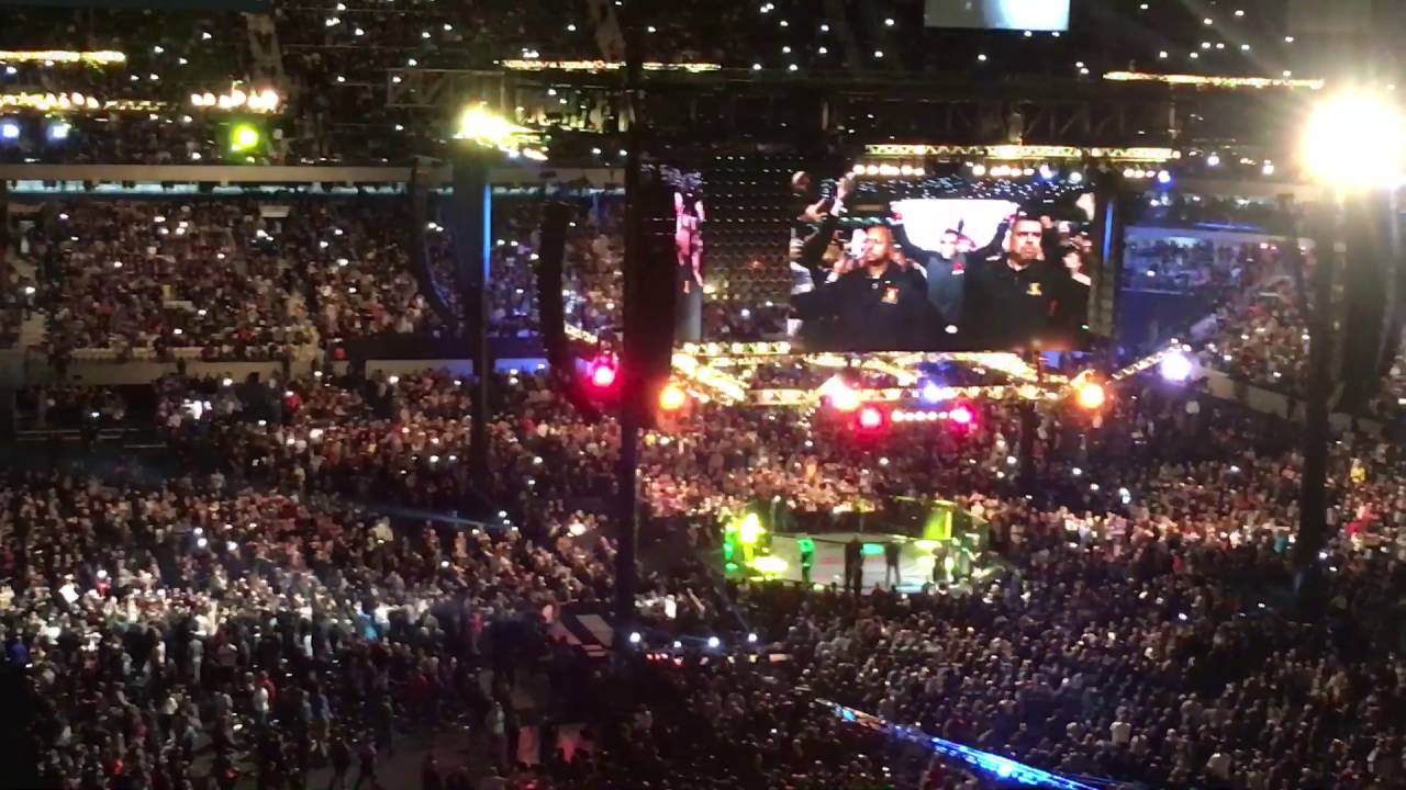 UFC Curitiba - Filmado da arquibancada. Entrada Werdum e Miocic