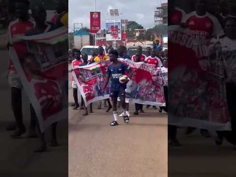 هذا المشجع يظن نفسه ساكا بكل تأكيد