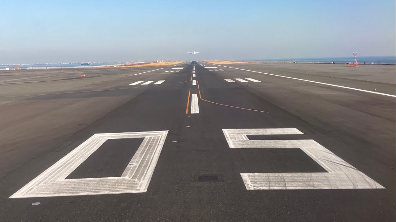 ANA B777 羽田空港D滑走路からの離陸 (福岡行き)