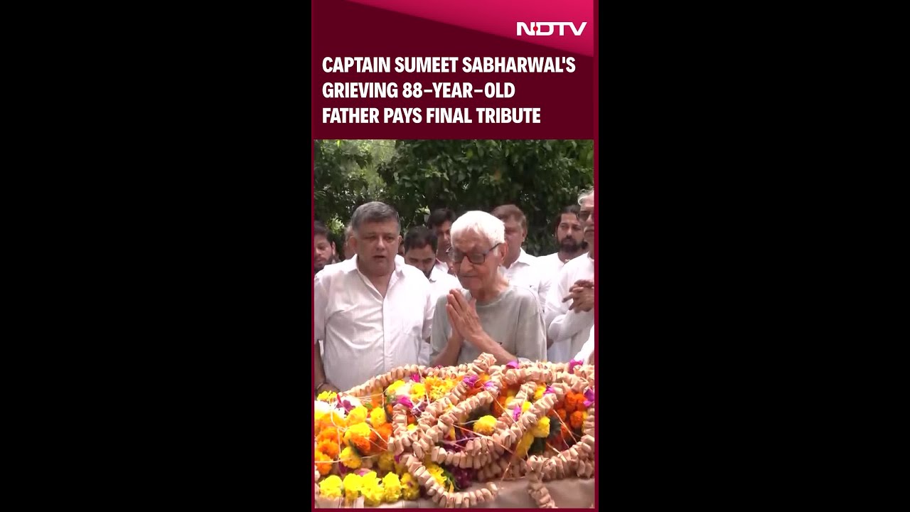 Ahmedabad Plane Crash | Captain Sumeet Sabharwal's Grieving 80-Year-Old Father Pays Final Tribute