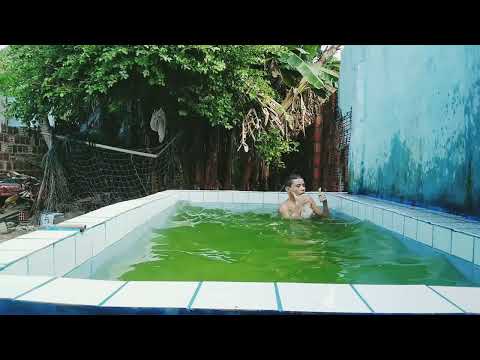 tomando banho de piscina