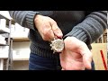 Stoßsicherung entriegeln bei mechanischen Armbanduhren