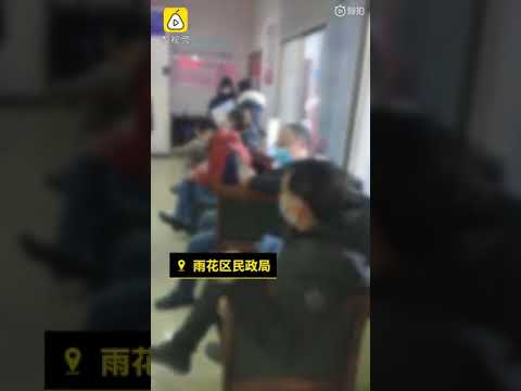 离婚都抢不着号了！！！离婚冷静期实施倒计时 长沙民众排队离婚(图/视频)