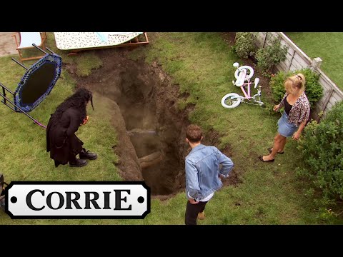 A Sinkhole Appears in The Platt's Garden | Coronation Street