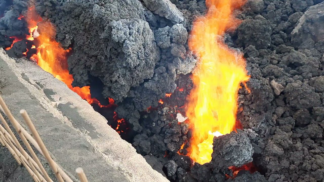 Горящая лава на Ла-Пальме продолжается и сегодня, 4 декабря 2021 года.