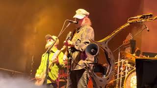 Download Lagu Neil Young and the chrome hearts . cinnamon girl . Dublín 26/06/2025 Malahide Castle MP3
