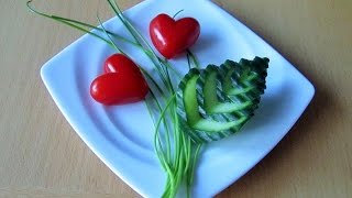 Salat - Verzierung aus Tomaten und Gurke. Salat - Verzierung aus Tomaten und Gurke.