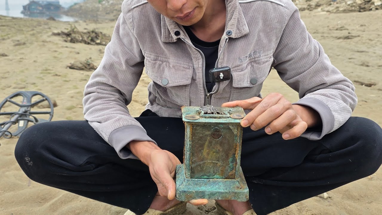 Dò Kim Loại Ở Dòng Sông Lô Đã Tìm Thấy Một Món Đồ Lạ Mọi Người Ạ 