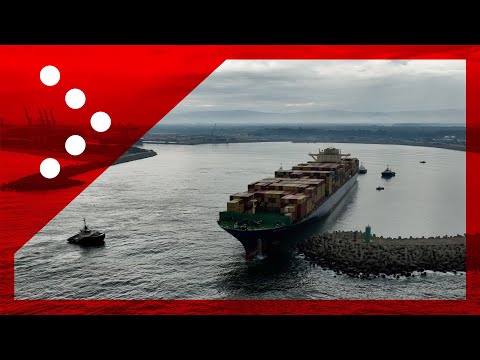 Portacontainer MSC incagliata a Gioia Tauro, 5 rimorchiatori in azione: le immagini dal drone