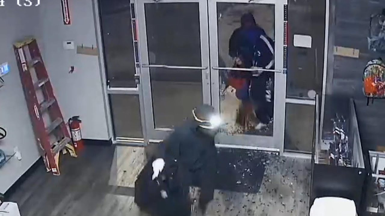 Crooks Steal From Georgia Vape Shop in 50 Seconds