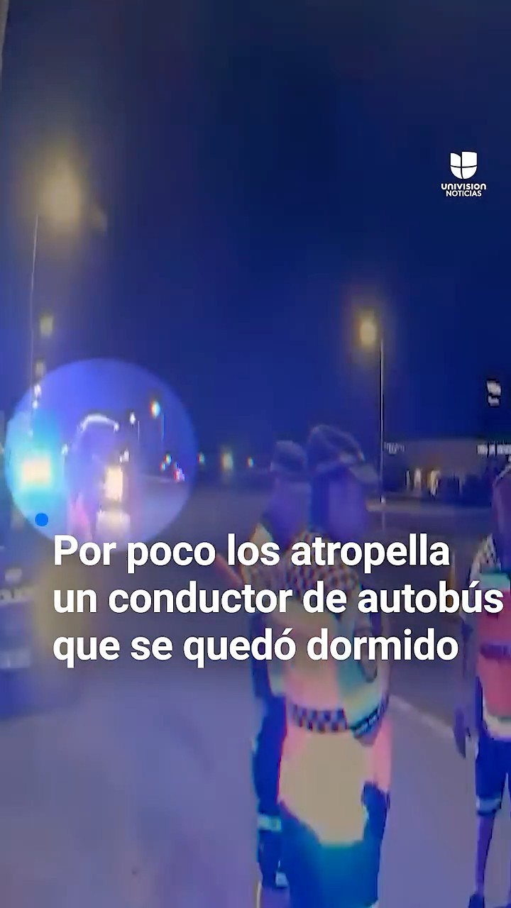 Conductor de autobús se queda dormido y por poco atropella a unas personas