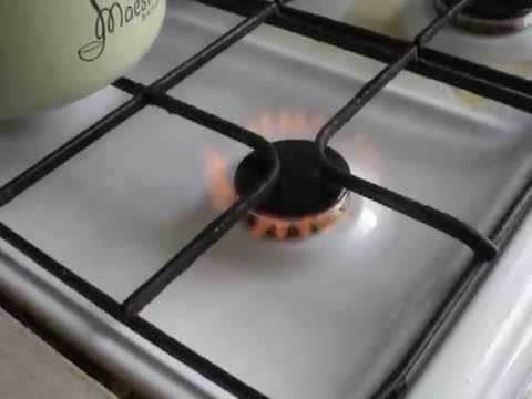 почему газовая плита горит красным. засорилась газовая конфорка. почему газовая плита горит красным. красное пламя в газовой плите. оранжевый огонь в газовой плите.