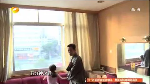 《爸爸去哪儿2》的黄多多变身何炅贴身秘书Dad Where Are We Going: Duo Duo Becomes an Assistant - DayDayNews