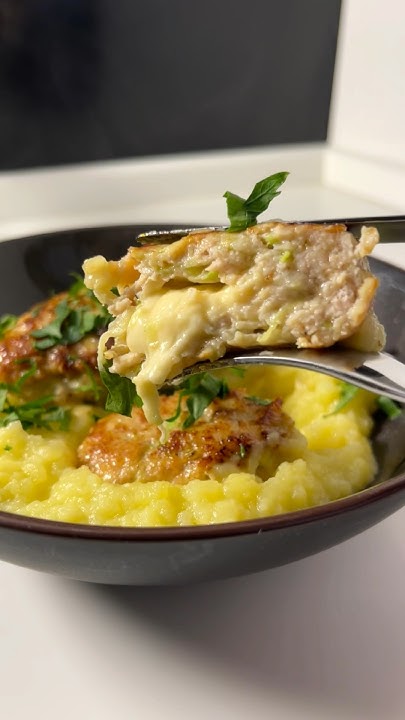 Нежные сочные куриные котлетки с тянущимся сыром🧀😍 #рецепты #shorts # ...