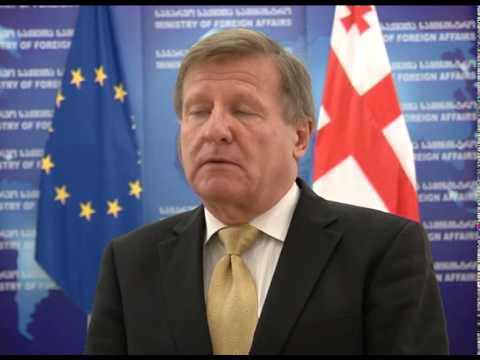 იანოშ ჰერმანმა მაია ფანჯიკიძეს რწმუნებათა სიგელების ასლები გადასცა