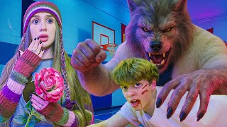 ОБОРОТЕНЬ и ШКОЛЬНИК НЕ ПОДЕЛИЛИ МЕНЯ! Бой в СПОРТЗАЛЕ!!! Кто чемпион школы ROSE THORN - Lady Diana