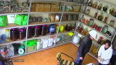 Nhân viên cửa hàng bị thôi miên lấy tiền ngay giữa ban ngày