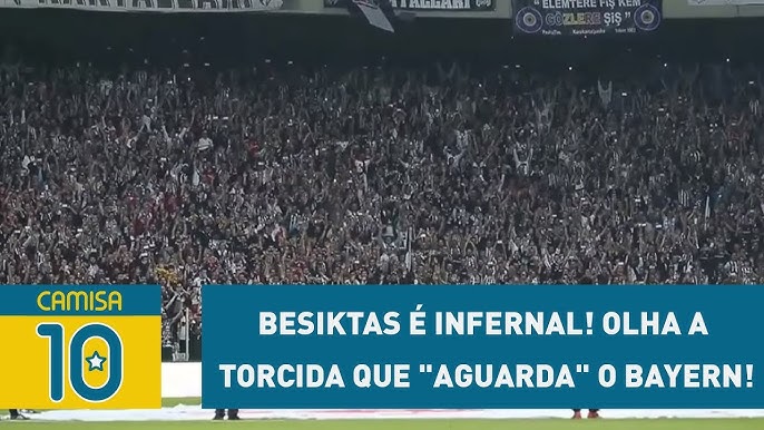 Torcedores do Besiktas jogam brinquedos no campo para crianças